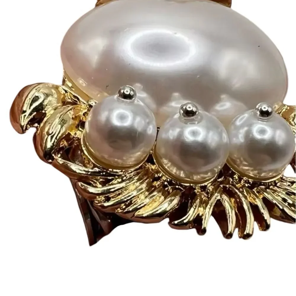NESTING CHICKEN BROOCH‎